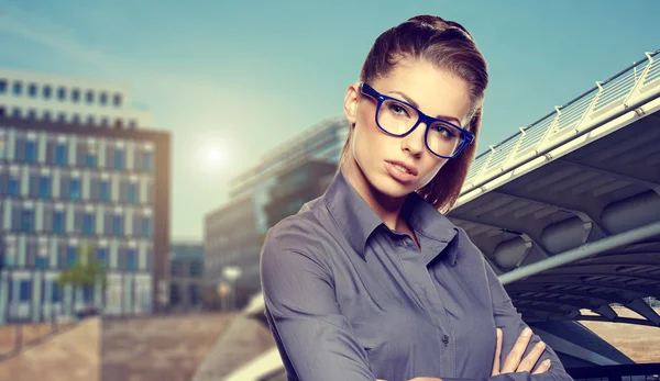 Mujer buscando casual y sonriente al aire libre — Foto de Stock