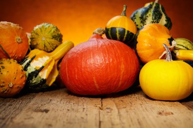 eski ahşap masa üzerinde dekoratif kabaklar