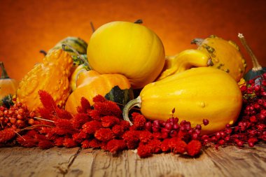 eski ahşap masa üzerinde dekoratif kabaklar