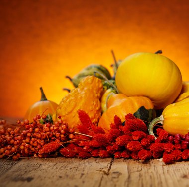 eski ahşap masa üzerinde dekoratif kabaklar