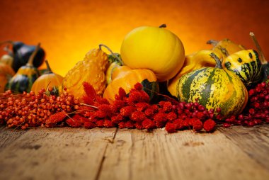 eski ahşap masa üzerinde dekoratif kabaklar