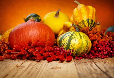 eski ahşap masa üzerinde dekoratif kabaklar