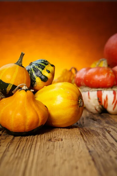 Calabazas decorativas sobre mesa de madera vieja — Foto de Stock