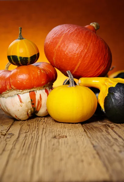 Calabazas decorativas sobre mesa de madera vieja — Foto de Stock