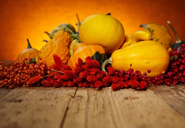 Calabazas y calabazas sobre mesa de madera — Foto de Stock