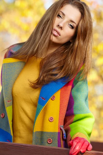 Vrouw die in de herfst in een park staat — Stockfoto