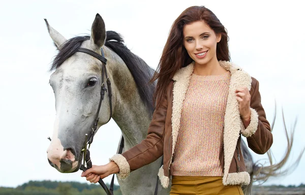 Dívka a kůň na procházku — Stock fotografie