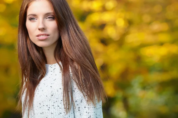 Herbstfrau im goldenen Park — Stockfoto