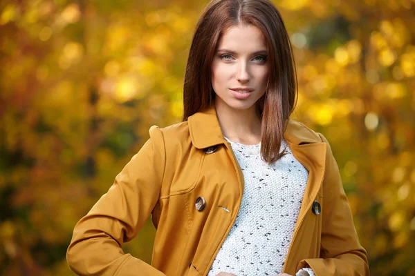 Autumn woman in golden park — Stock Photo, Image