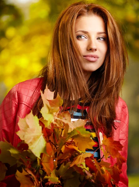 Beautiful woman in autumn park — Stock Photo, Image