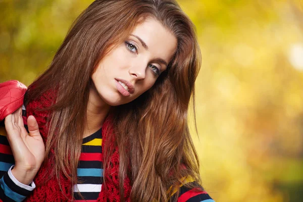 Hermosa mujer en el parque de otoño — Foto de Stock