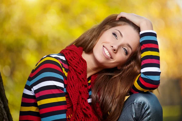 Hermosa mujer en el parque de otoño —  Fotos de Stock