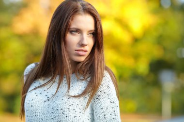 Sonbaharda parkta bir kadın