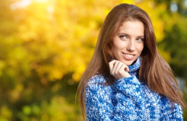 Sonbaharda parkta bir kadın