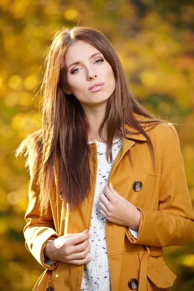 Donna in un parco in autunno — Foto Stock