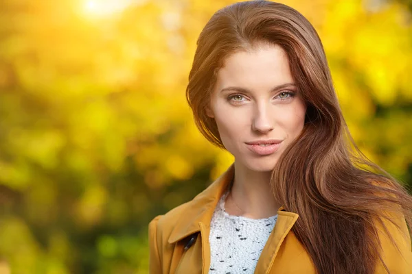 Femme dans un parc en automne — Photo