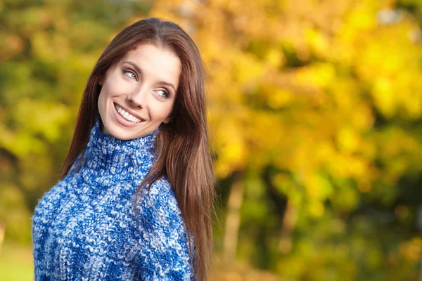 Elegant kvinna i en park i höst — Stockfoto