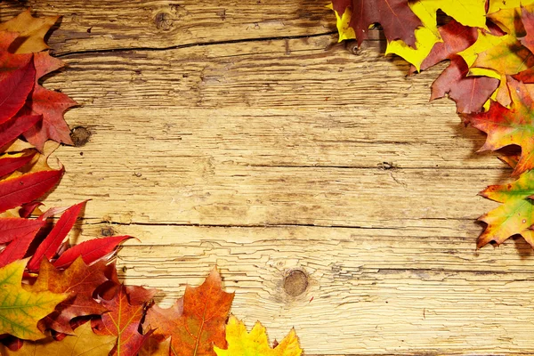 Herbstblätter auf Holztisch — Stockfoto