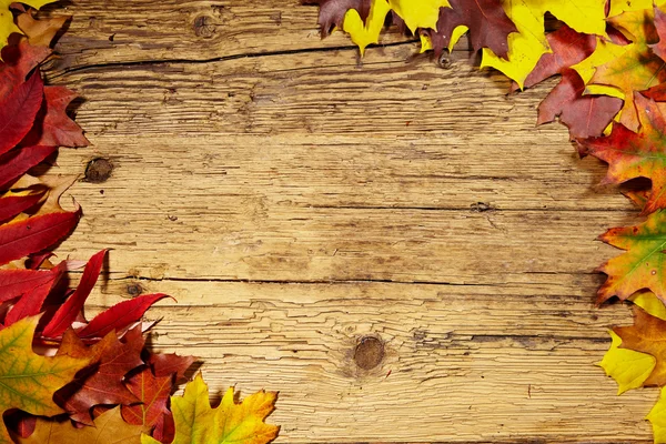 Hojas de otoño sobre mesa de madera — Foto de Stock