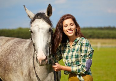 Kadın uzun saç sonraki at