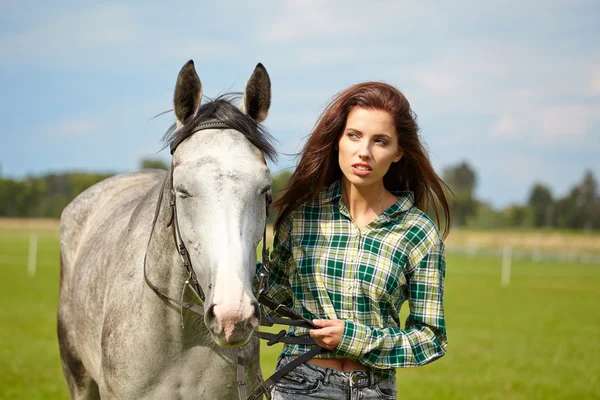 Mulher cabelo longo próximo cavalo — Fotografia de Stock