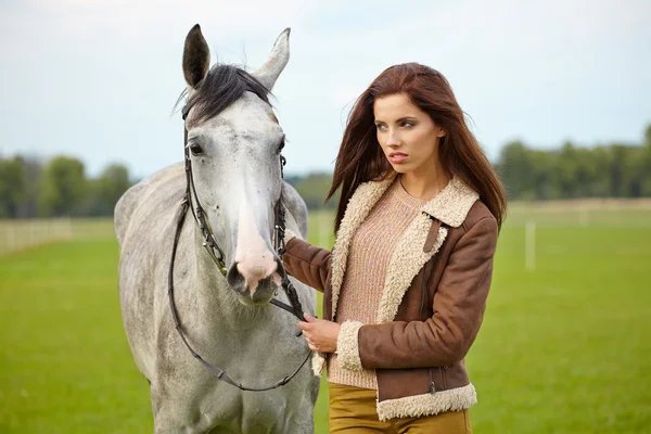 Kvinnan långt hår nästa häst — Stockfoto