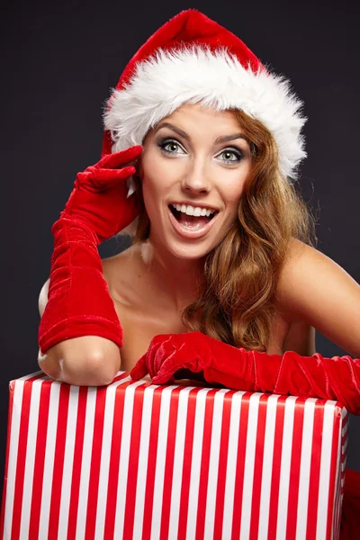Mulher de Natal com caixa de presentes — Fotografia de Stock