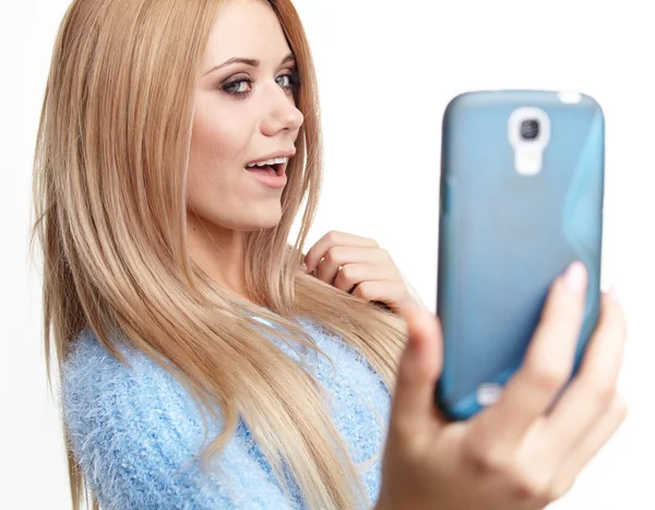 Blond jente som tar selfie – stockfoto