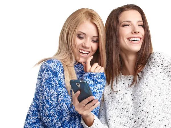 Meninas fazendo selfies no estúdio — Fotografia de Stock