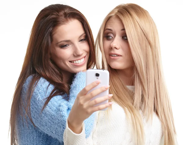 Meninas fazendo selfies no estúdio — Fotografia de Stock