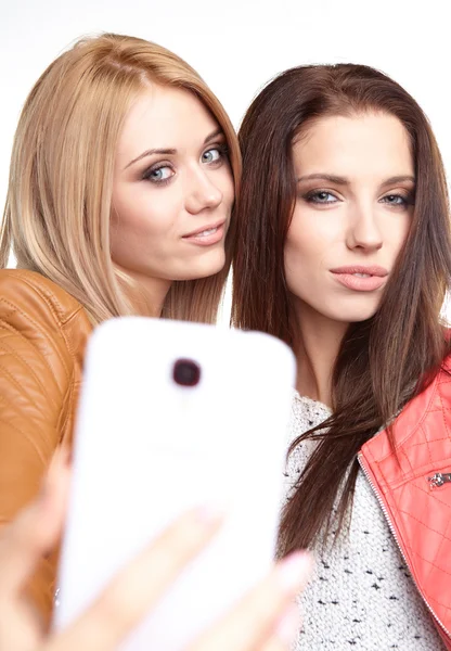 Meninas fazendo selfies no estúdio — Fotografia de Stock