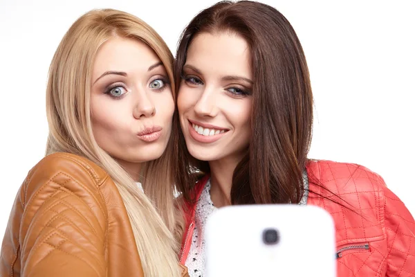 Meninas fazendo selfies no estúdio — Fotografia de Stock