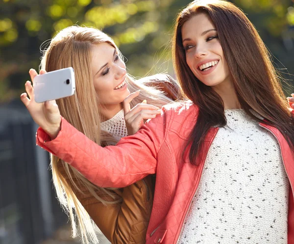 Jovens mulheres bonitas fazendo selfie — Fotografia de Stock