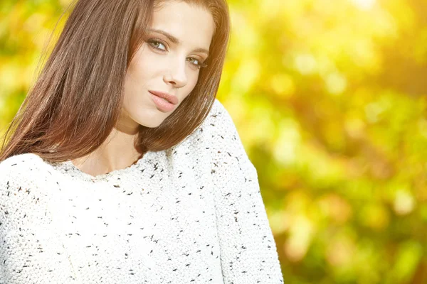 Mooie vrouw in het herfstpark — Stockfoto