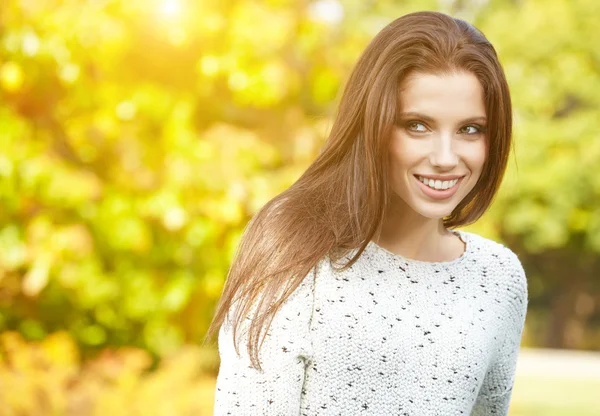 Mooie vrouw in het herfstpark — Stockfoto