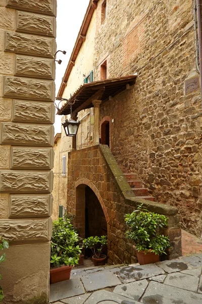 Strada medievale in pietra nel centro storico — Foto Stock