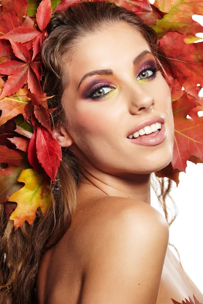 Femme d'automne avec un beau maquillage — Photo