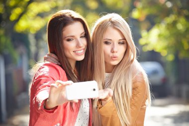 selfie yapım ve ekşitmeden kadınlar
