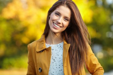 sonbahar bir parkta zarif kadın