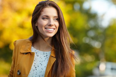 sonbahar bir parkta zarif kadın