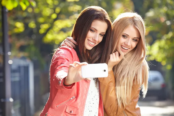 Mujeres haciendo selfie y muecas — Foto de Stock