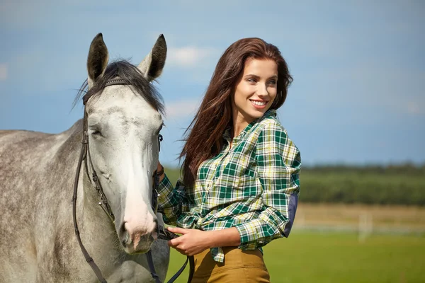 Vrouw met een wit paard — Stockfoto