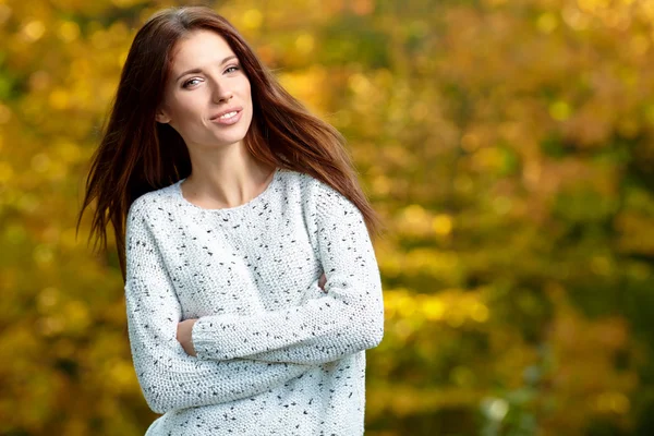 Žena v podzimním parku — Stock fotografie