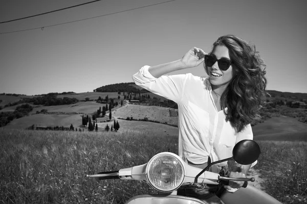 Mulher em scooter na Toscana — Fotografia de Stock