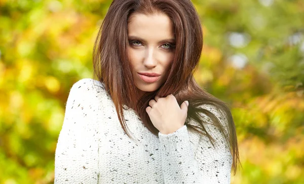 Herfst vrouw in gouden park — Stockfoto