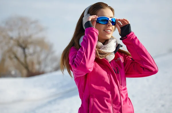 Mujer con gafas en invierno nevado — Foto de Stock
