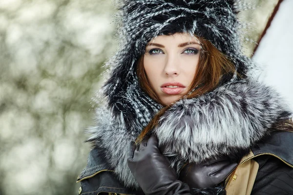Зимний женский портрет — стоковое фото