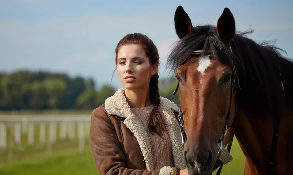 Jovem atraente com um cavalo — Fotografia de Stock