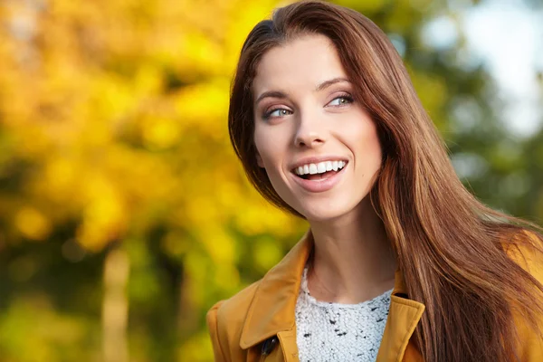 Elegant kvinna i en park i höst — Stockfoto