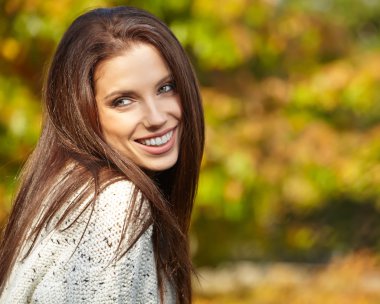 Sonbaharda parkta bir kadın